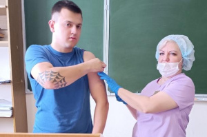 Продолжается активная работа мобильной прививочной бригады в трудовых коллективах Белоярского района для проведения вакцинации от гриппа