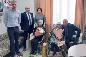 Сотрудники БУ "Белоярская районная больница" поздравили ветеранов с 80-летием Победы!