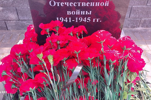 Возложение цветов Мемориальной доски на "Берегу плача"