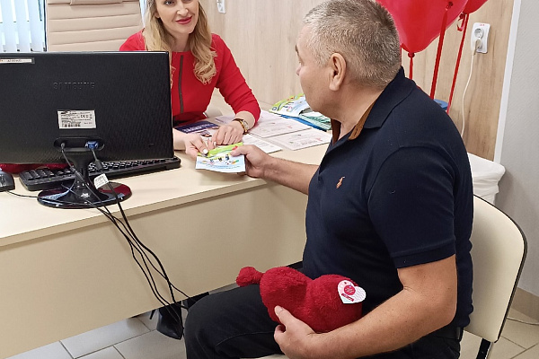 Коллектив Белоярской районной больницы и партактив "Единой России" присоединился к акции Женского движения Югры "Красное платье - Сердце женщины".