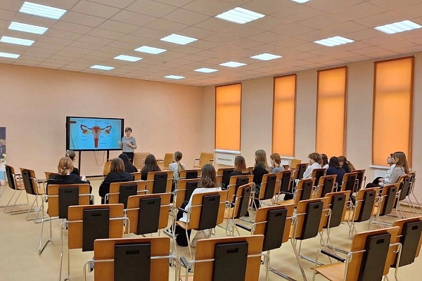 Лекцию для старшеклассников СОШ №4 провела акушер-гинеколог Белоярской районной больницы Светлана Анатольевна Кетова