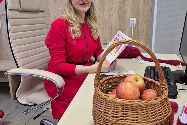 Коллектив Белоярской районной больницы и партактив "Единой России" присоединился к акции Женского движения Югры "Красное платье - Сердце женщины".