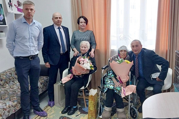 Сотрудники БУ "Белоярская районная больница" поздравили ветеранов с 80-летием Победы!