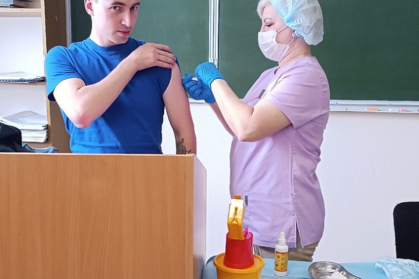 Продолжается активная работа мобильной прививочной бригады в трудовых коллективах Белоярского района для проведения вакцинации от гриппа