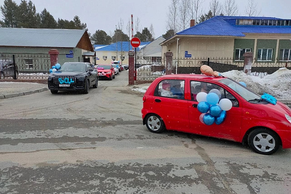 Сотрудники Белоярской районной больницы организовали яркий автопробег, посвященный Дню беременных