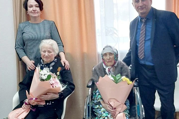 Сотрудники БУ "Белоярская районная больница" поздравили ветеранов с 80-летием Победы!