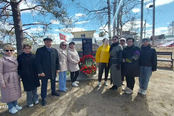 Возложение цветов Мемориальной доски на "Берегу плача"