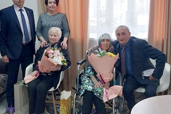 Сотрудники БУ "Белоярская районная больница" поздравили ветеранов с 80-летием Победы!