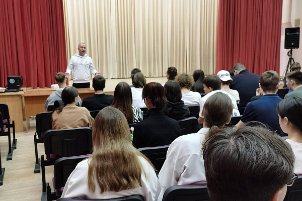 Врач психиатр-нарколог провел профилактическую лекцию для старшеклассников СОШ №3